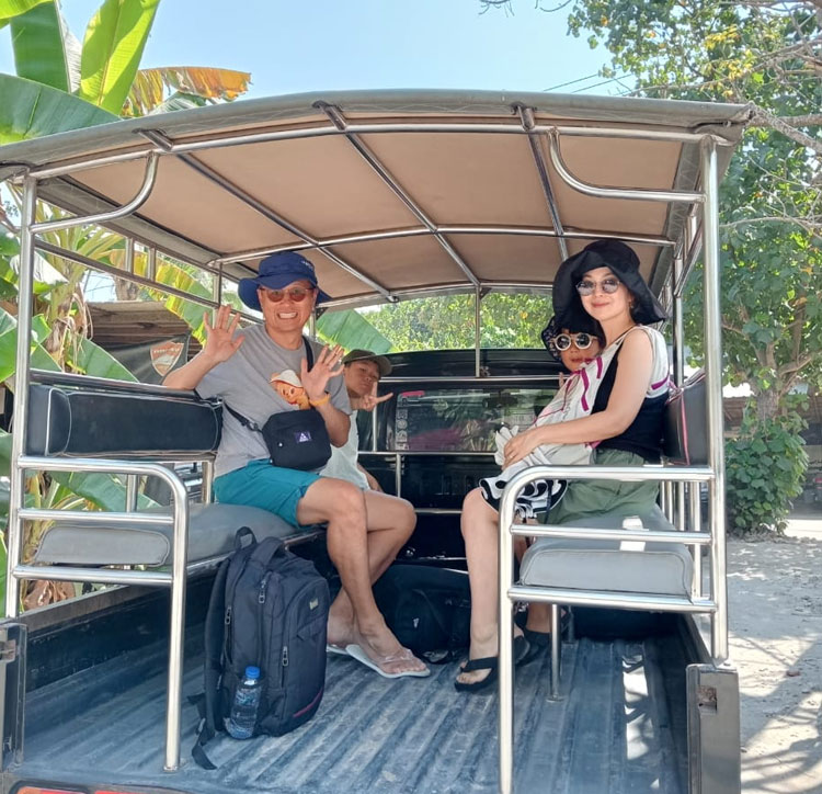 レンボンガン島の移動車に乗って笑顔のパパさんママさんと2人のお子様