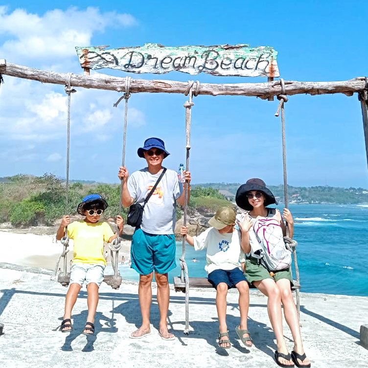 ドリームビーチのブランコにのって笑顔のパパさんママさんと2人のお子様