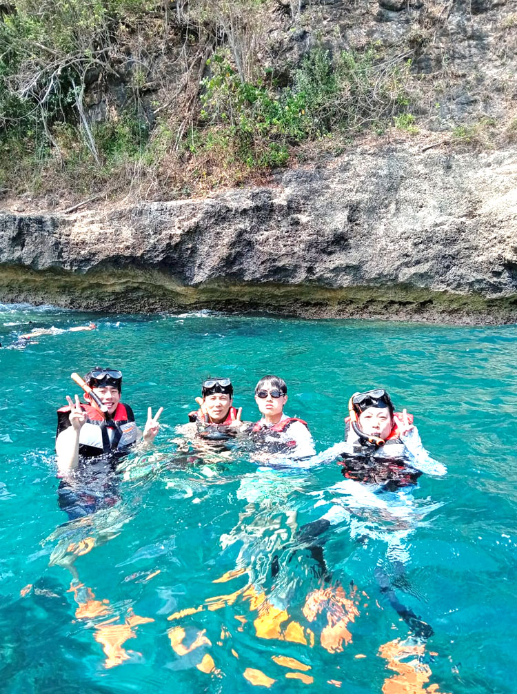 マンタポイントでシュノーケリングを楽しむ4人家族様