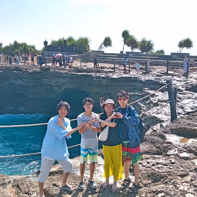 デビルティアーズで手を合わせてハートをつくる仲良し4人家族様