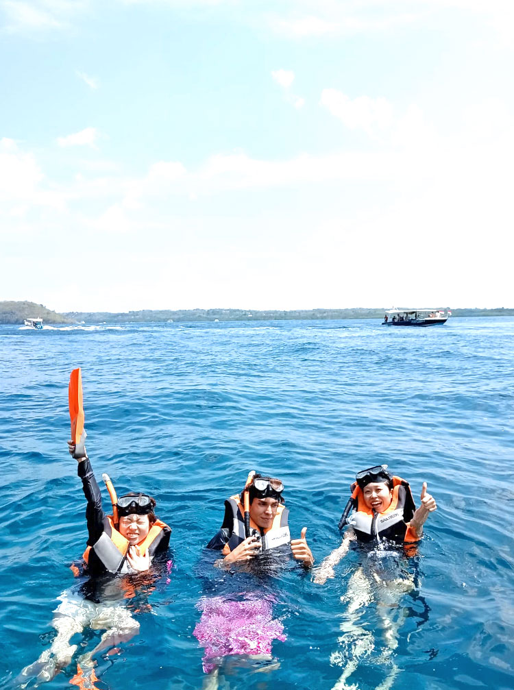 シュノーケリングを楽しむ男女3人組