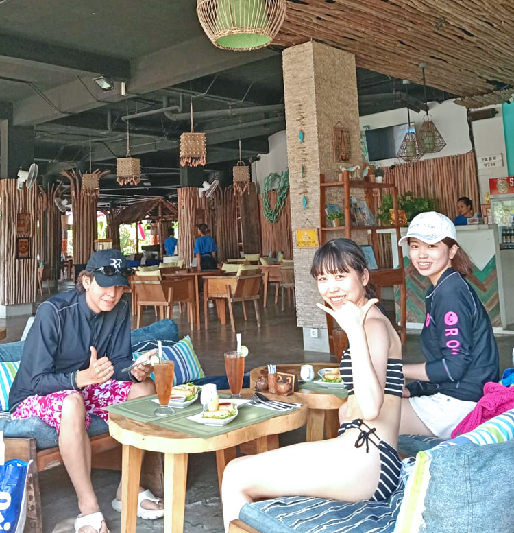 マハギリリゾートにてランチタイム♪マンタを見れて笑顔の男女3人組