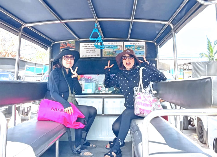 レンボンガン島のオープンカーに乗る笑顔の女性2名のお客様