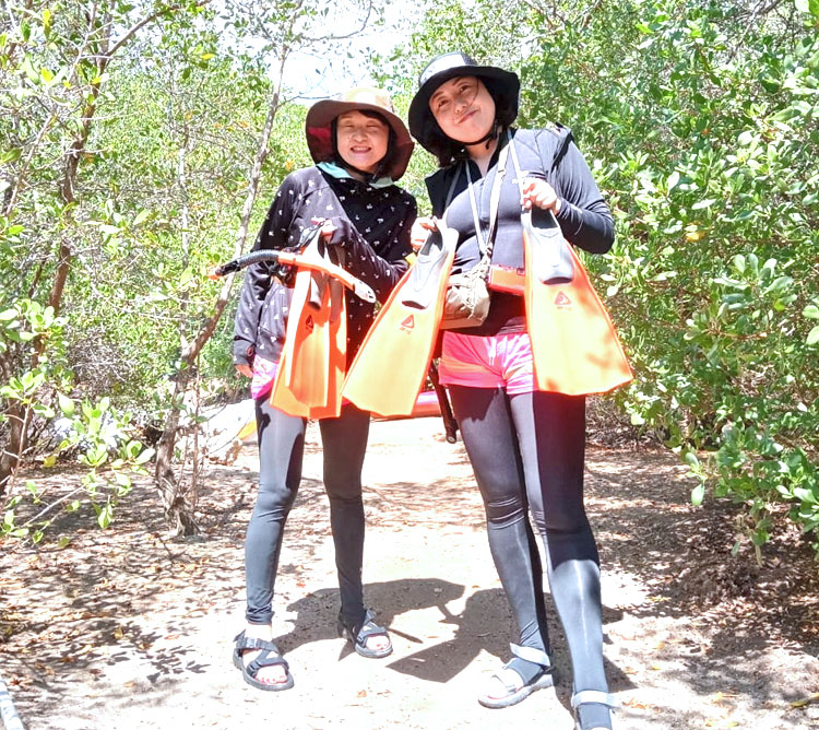 シュノーケリングのフィンをもって準備をする女性2名のお客様