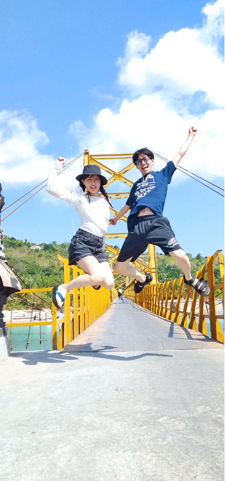 イエローブリッジでジャンプをするカップル