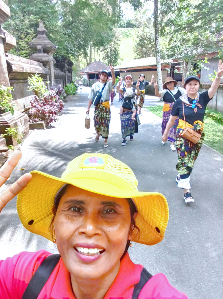 バリ姫のウブド＆タナロットツアーに参加された8人家族様をアテンドする女性ガイドとご家族様