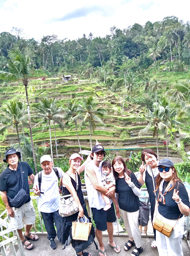 テガラランの棚田をバックに記念撮影をするご家族様