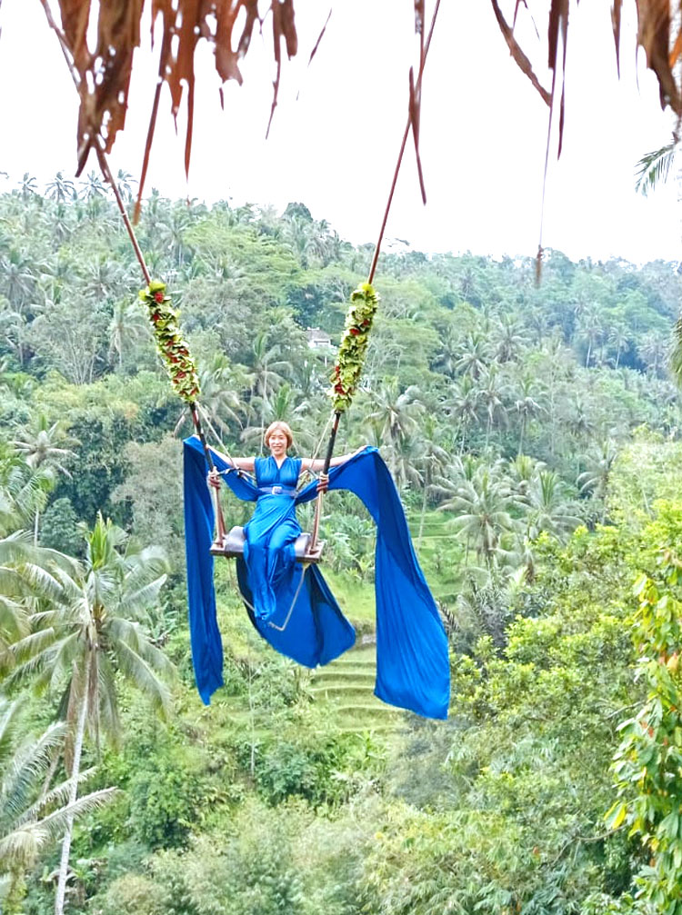 青のドレスでテガラランの棚田にてスウィングを楽しむ女性1名でご利用いただいたお客様