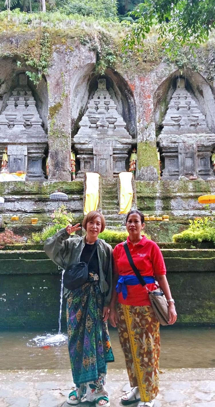 グヌンカウィでバリ姫の女性日本語ガイドと記念撮影をする女性1名でご利用いただいたお客様