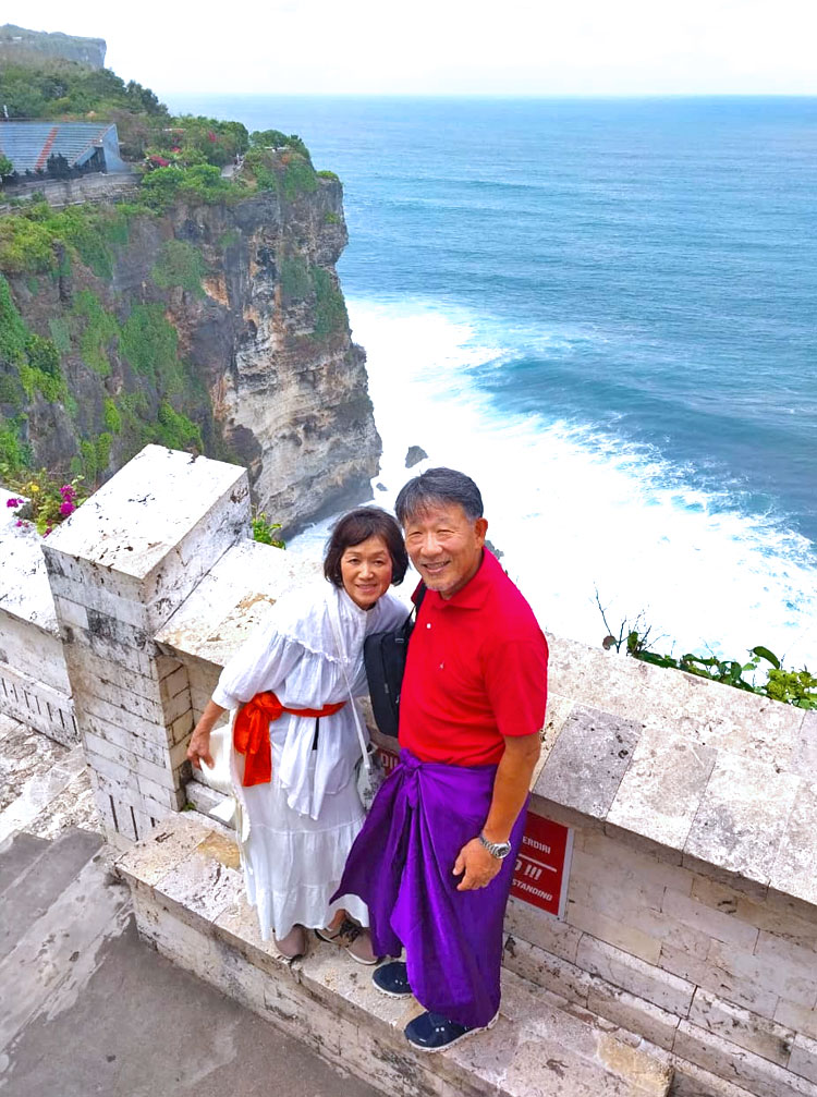 ウルワツの断崖絶壁から広大な海を見渡せる場所にて寄り添うご夫婦