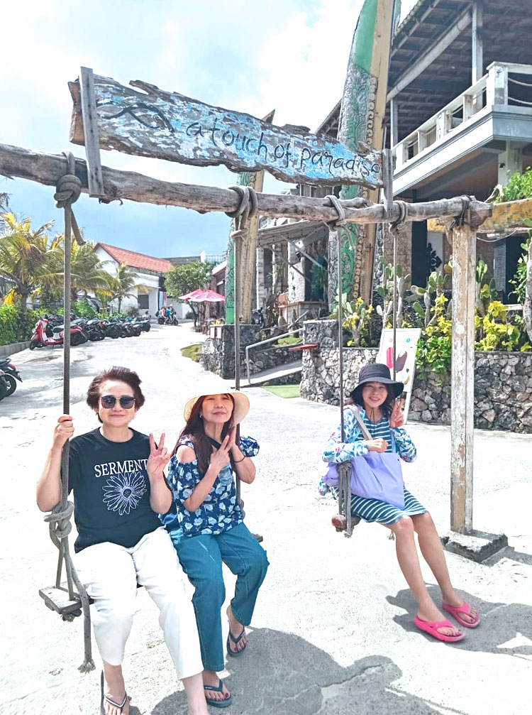 ドリームビーチの映えスポットのブランコにのって笑顔が素敵な女性3人組