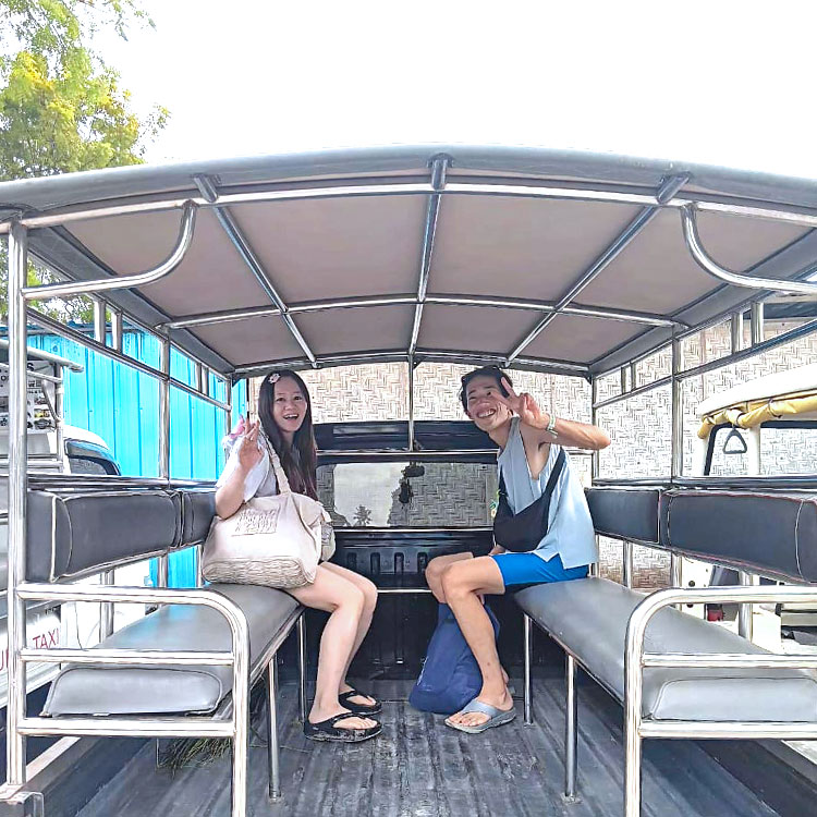 レンボンガン島のオープンカーに乗る笑顔のカップル