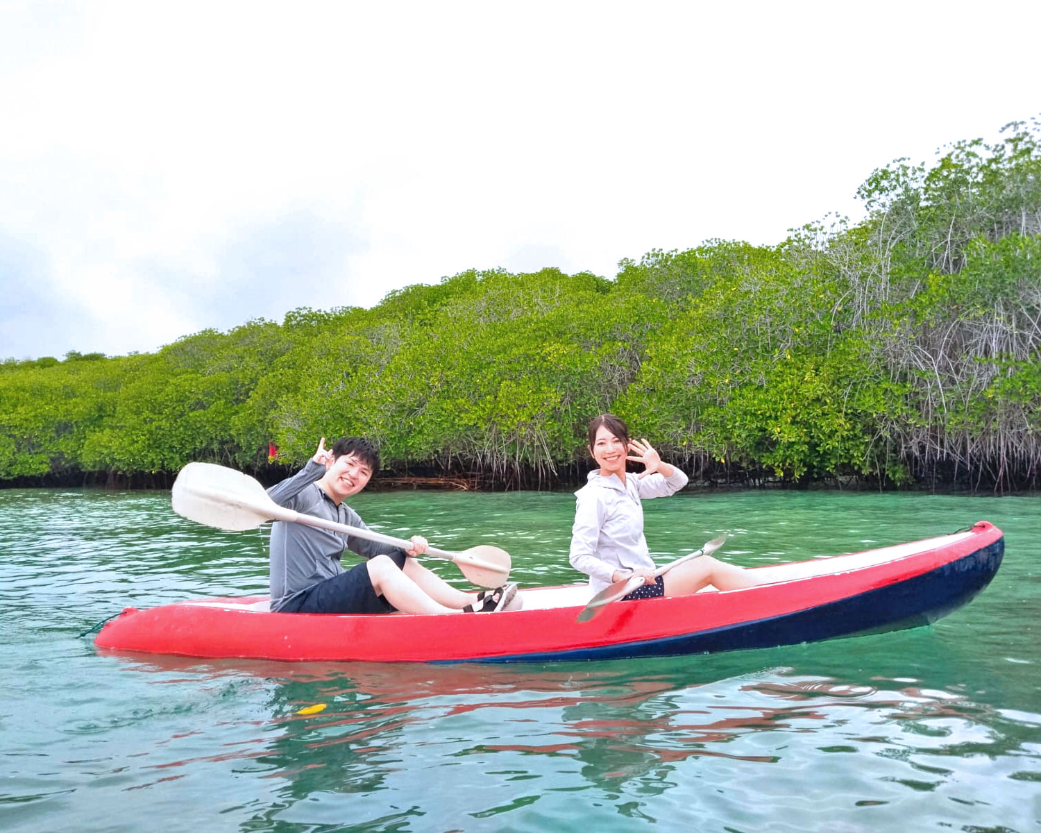 シーカヤックにのって笑顔のカップル