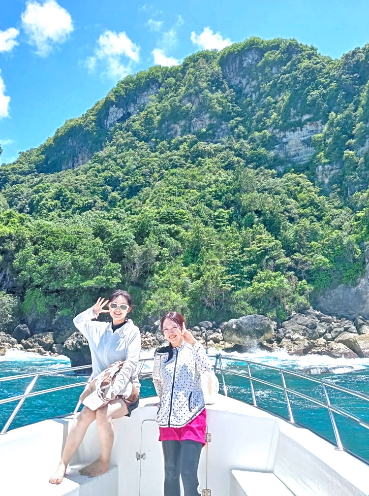 シュノーケリング船上でピースをする笑顔の仲良し女性2人組