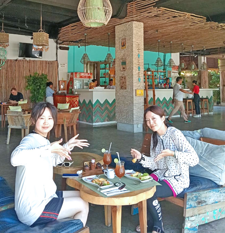 マハギリリゾートにてマンタを見れて笑顔いっぱいでランチを楽しむ仲良し女性2人組