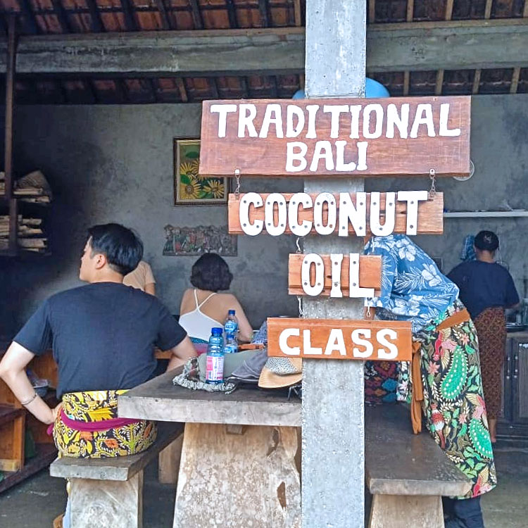 ココナッツをつくる体験にご参加されるご家族様