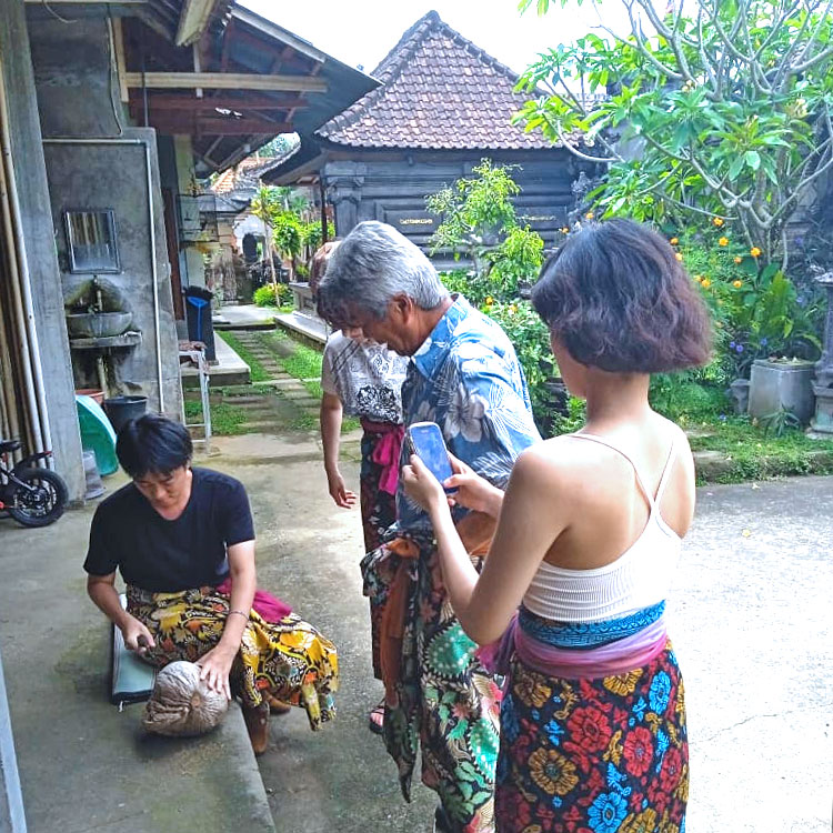 ココナッツを割る作業体験