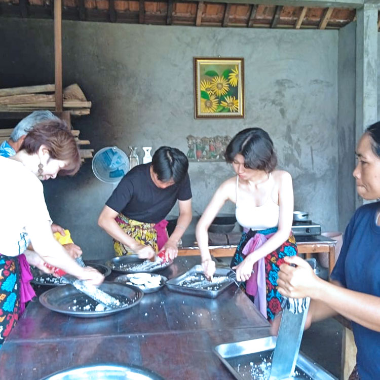 ココナッツオイルを作る作業をするご家族様