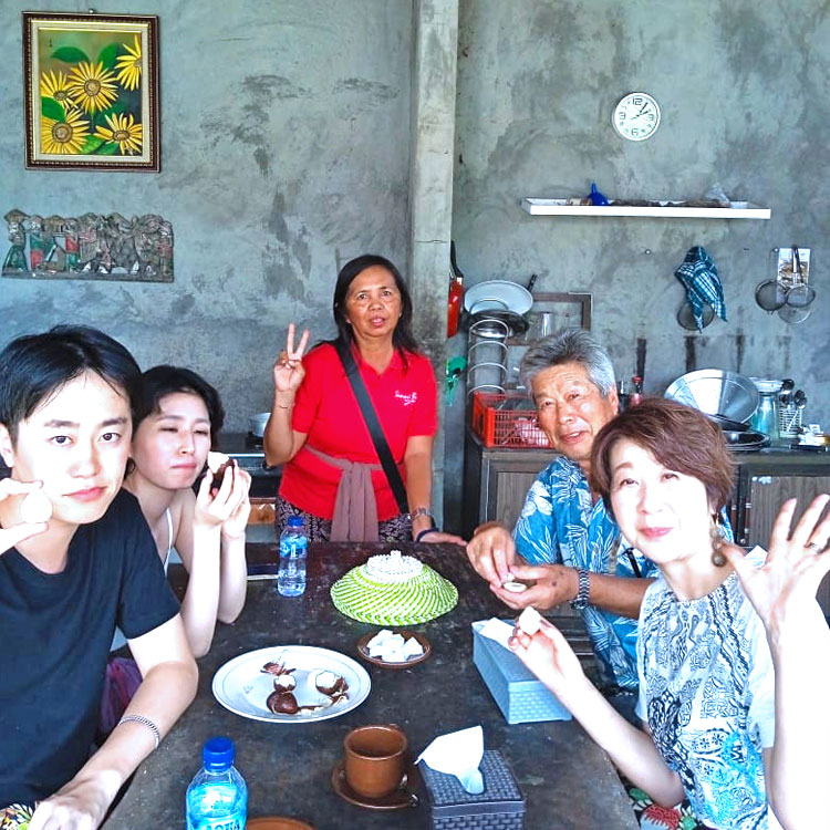 ライチを食べるご家族様とバリ姫の女性ガイド